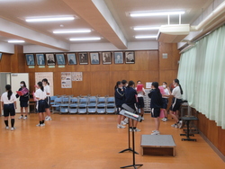 音楽室でパート練習している写真