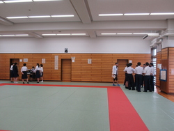 武道場でパートごとに練習している写真