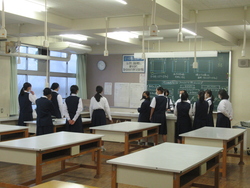 被覆室でパート練習している写真