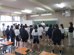 教室で合唱練習している写真