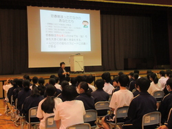 川口先生がお話をされている写真