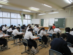 期末テストを受けている写真
