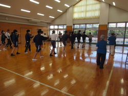 太極拳の体験をしている写真