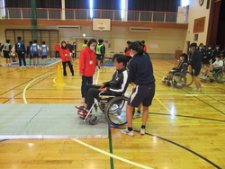 車いす体験をしている写真