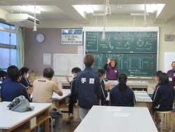 手話を教わっている写真