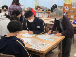 点字で自分の名刺を作っている写真