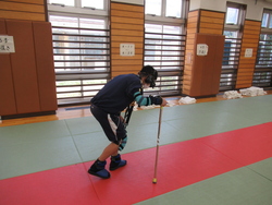 高齢者疑似体験をしている写真