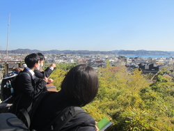 由比が