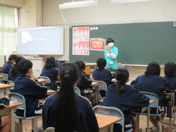 歯科衛生士が歯周病について説明をしている写真