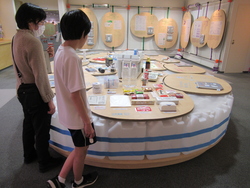 防災学習ゾーンの展示を見ている写真