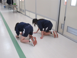 廊下を雑巾で拭いている写真