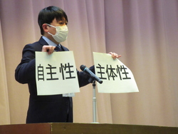 校長が話している写真