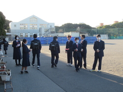 生徒会役員が募金をしている写真