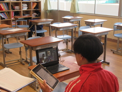 3学年職員が、オンラインで出席確認をしている写真