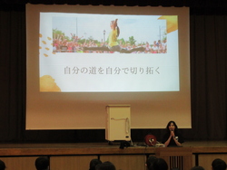 福田さんが講演している写真