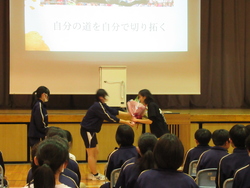 花束の贈呈をしている写真