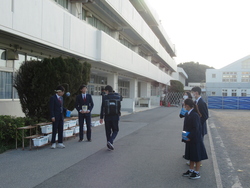 生徒会役員がユニセフ募金を行っている写真