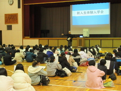 教務主任が新入生体験入学の流れを説明している写真