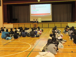 生徒会本部役員が美浜中学校に関する〇×クイズを出題している写真