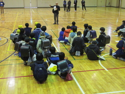 部活動ごとに分かれて座っている写真
