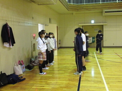 部活動で説明を受けている写真