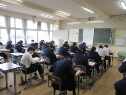 期末テストを真剣に受けている写真