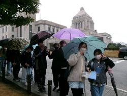 国会議事堂前に並ぶ児童