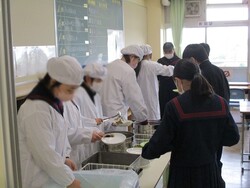 中学校の給食開始