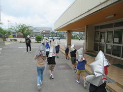 校庭へ避難する児童