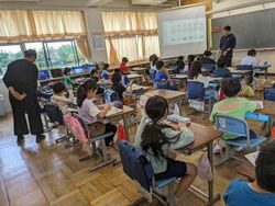 外国語活動の学習をしています。