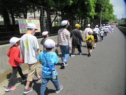 公園に向かう児童