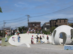 遊具で遊ぶ児童