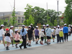 学校へと帰る児童