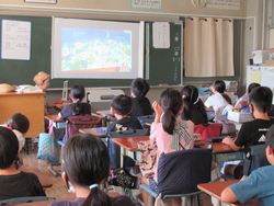 実物投影機による読み聞かせ