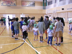 園児とペアになって活動する児童