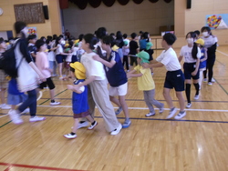 じゃんけん列車を楽しむ児童と園児