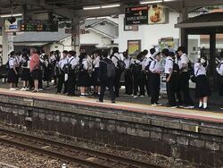 ホームにて