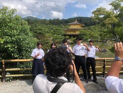 金閣寺の前で