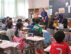 お礼する子どもたち