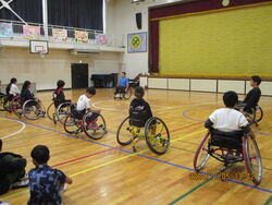 競技用車いすを体験しています。