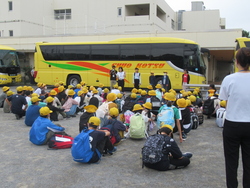 出発式に参加する子供たち