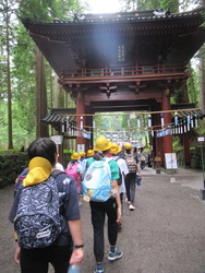 二荒山神社に向かって歩く子供たち