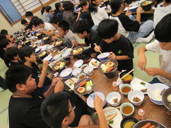 朝食を食べる子供たち
