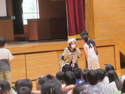声をかける子供たち