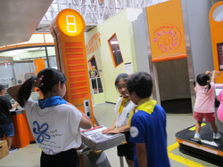 展示物で遊ぶ様子