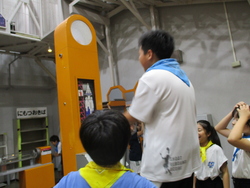 ポンプをおす児童
