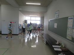 3階へ移動する子供たち