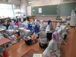3階の教室で待機する子供たち