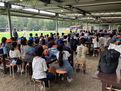 これから飯盒炊爨で、説明を聞いているところ