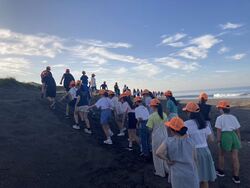 海に向かって歩いています。